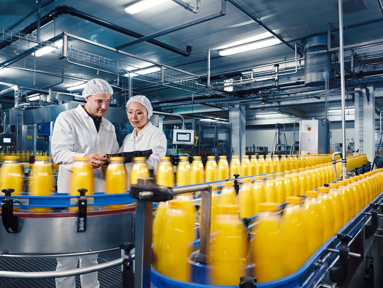 Розлив апельсинового сока на заводе по производству напитков